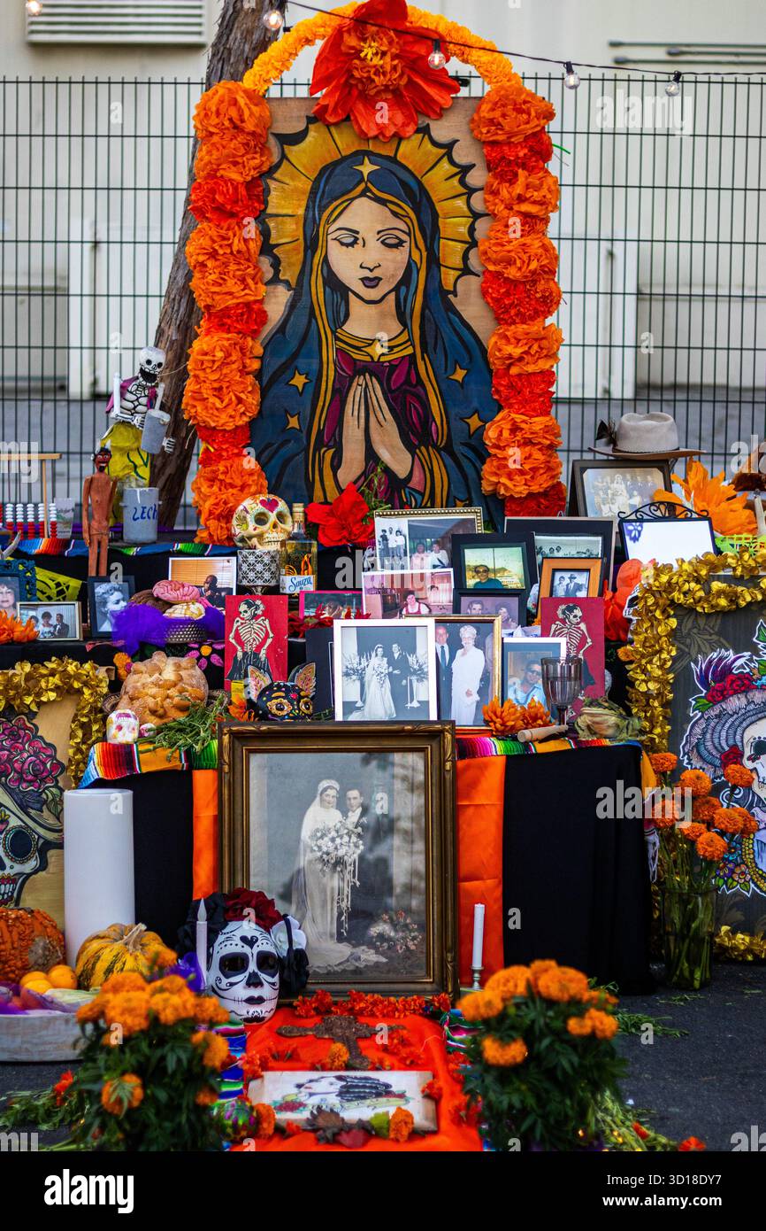 Los Angeles, États-Unis. 26 octobre 2025. Ofrendas (autels traditionnels aux morts) lors de la célébration du Dia de los Muertos à San Pedro, Los Angeles, Californie, y compris des photos du défunt et des illustrations de la Calavera Catrina et de la Vierge Marie. Crédit : Stu Gray/Alamy Live News. Banque D'Images