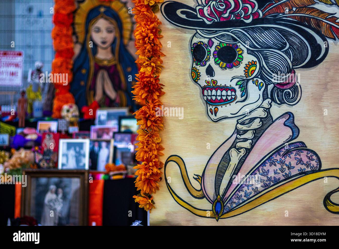 Los Angeles, États-Unis. 26 octobre 2025. Ofrendas (autels traditionnels aux morts) lors de la célébration du Dia de los Muertos à San Pedro, Los Angeles, Californie, y compris des photos du défunt et des illustrations de la Calavera Catrina et de la Vierge Marie. Crédit : Stu Gray/Alamy Live News. Banque D'Images