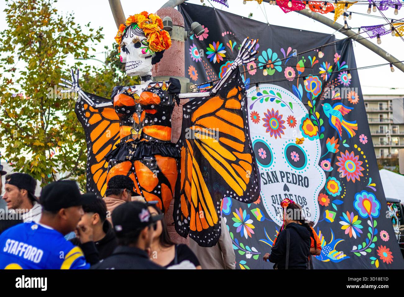 Los Angeles, États-Unis. 26 octobre 2025. Catrinas, femmes habillées en squelettes, à la célébration du Dia de los Muertos à San Pedro, Los Angeles, Californie. Crédit : Stu Gray/Alamy Live News. Banque D'Images