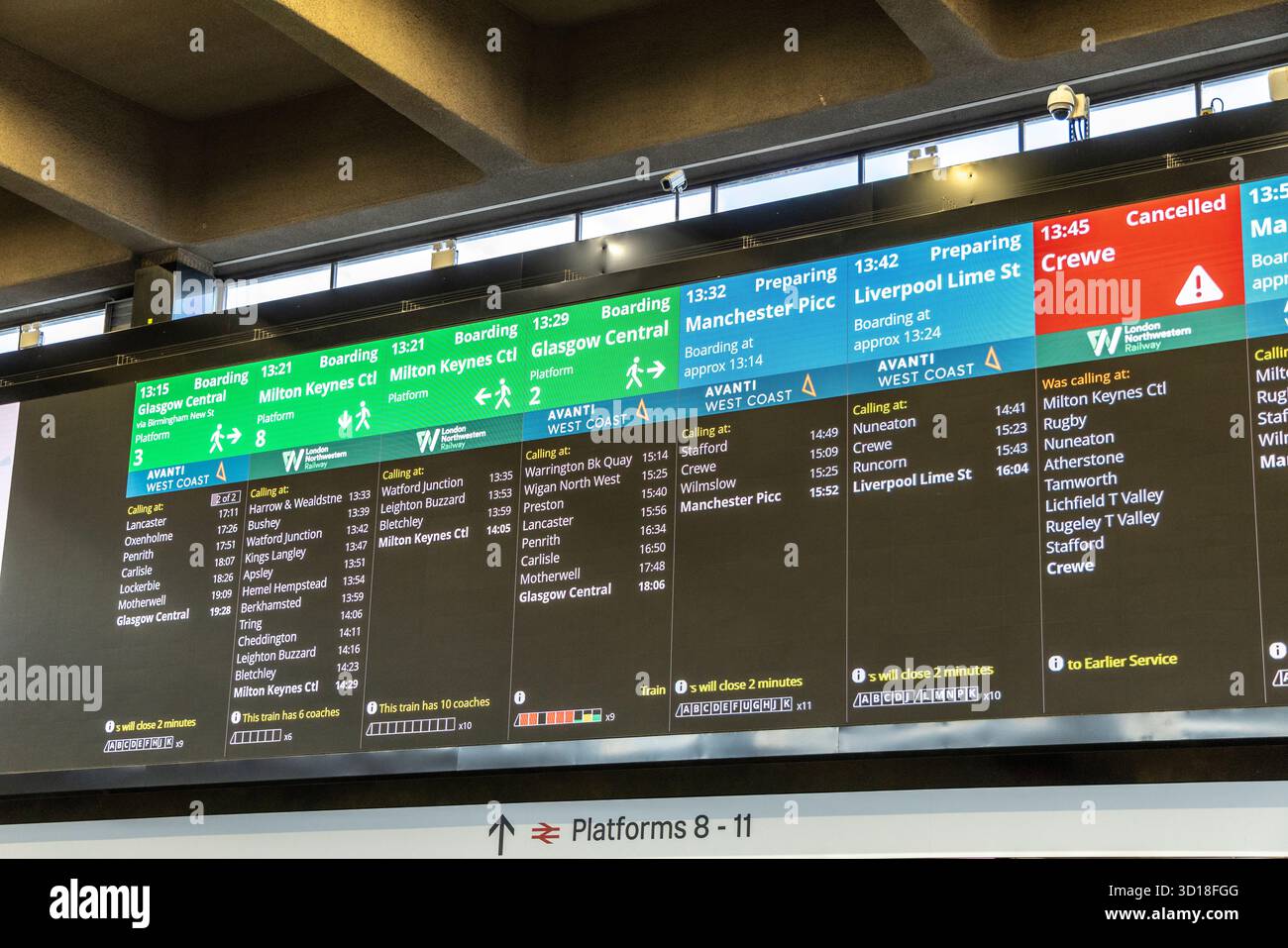 Gare ferroviaire de Londres Euston, panneau de départ des trains montrant les trains prêts, en préparation ou annulé Crewe train, Angleterre, Royaume-Uni Banque D'Images
