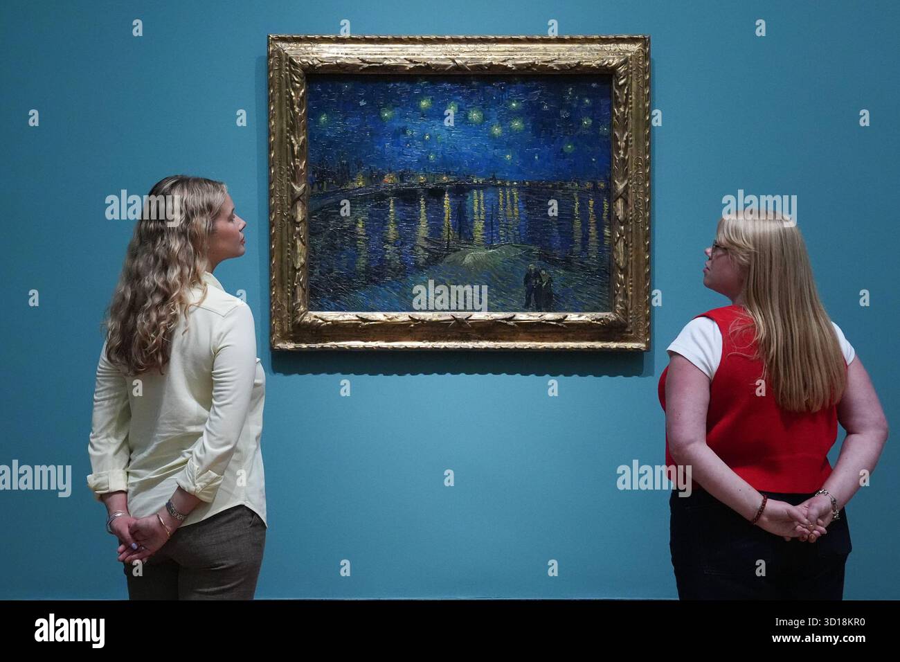 EMBARGO SUR 0001 MARDI 28 OCTOBRE photo datée du 9/9/2024 de personnes regardant Starry Night Over the Rhône, 1888 exposée lors de la prévisualisation de l'exposition Van Gogh : Poets and Lovers de la National Gallery à Londres. Regarder des œuvres d'art originales dans les galeries peut aider à soulager immédiatement le stress, une étude a constaté. La visualisation de l'art a également un « impact positif » sur le système immunitaire, le système nerveux et le réseau de glandes responsables de la libération des hormones, selon les chercheurs. L'étude menée par des experts du King's College London a porté sur 50 personnes âgées de 18 à 40 ans. Banque D'Images