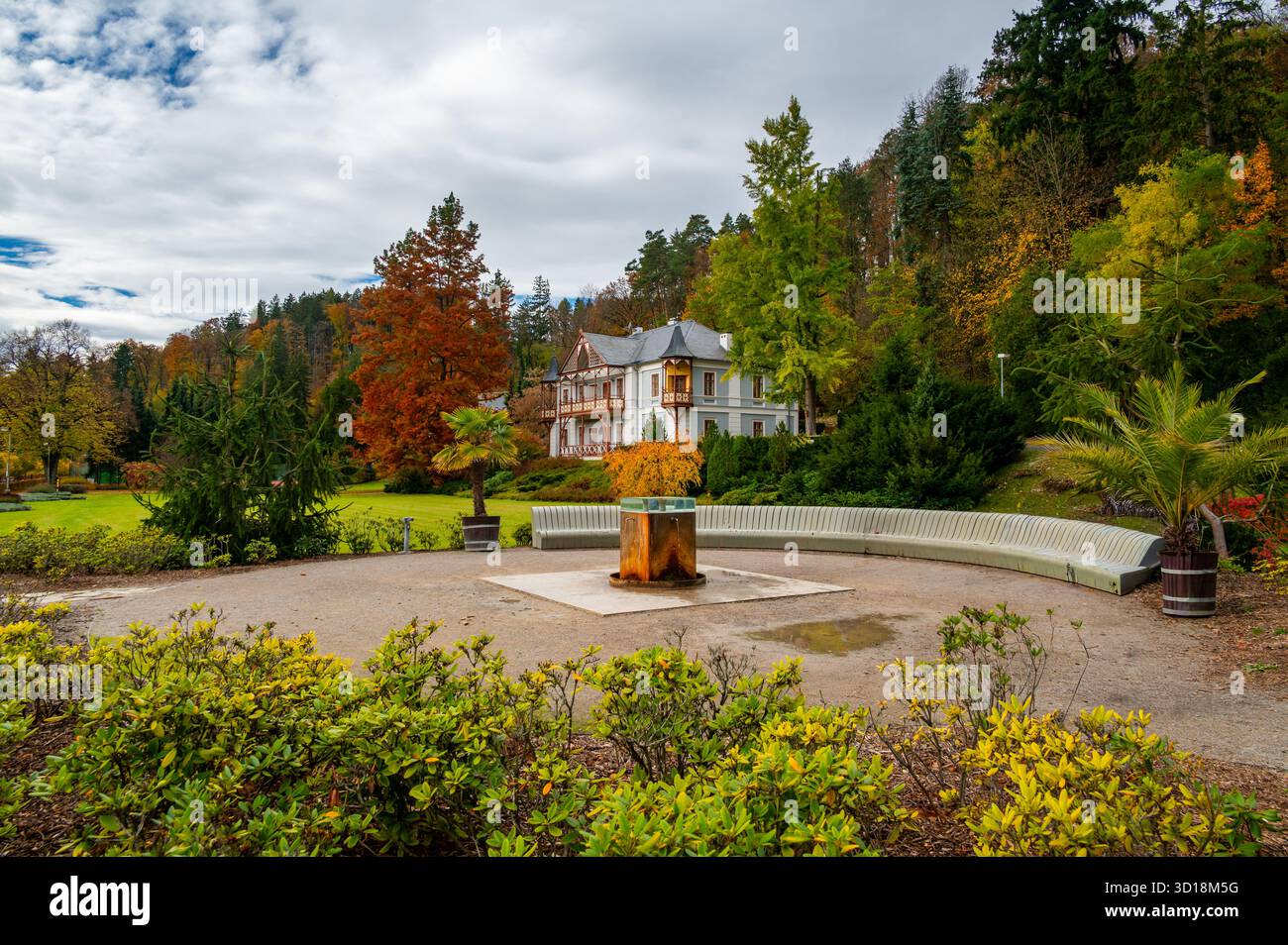 Vue d'automne de la source Novy Jubilejni à Luhacovice, République tchèque, avec l'historique Villa rose construite dans le style suisse-alpin en 1884 entourée Banque D'Images