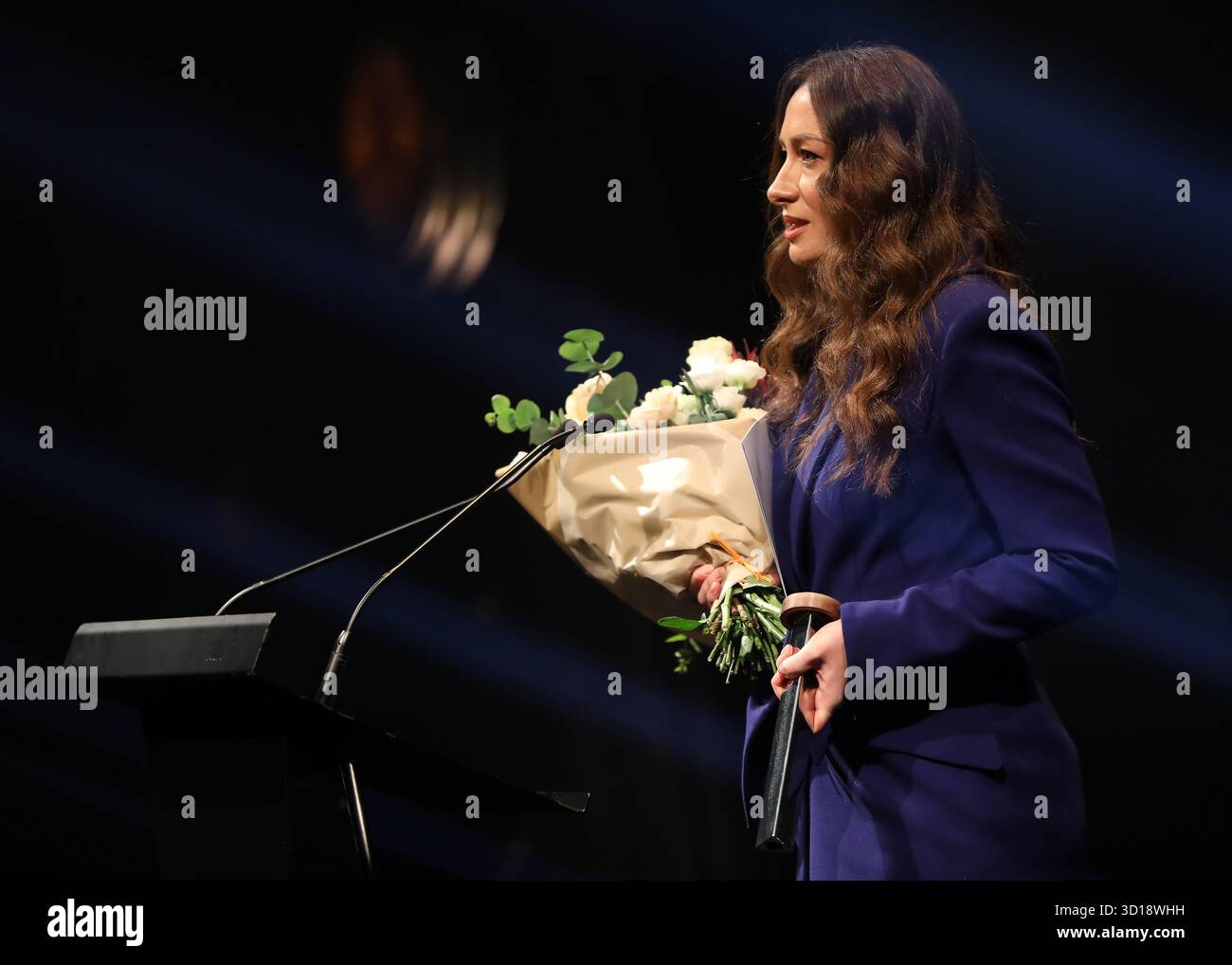 Marta Hermanowicz, auteure du roman « la fin », reçoit le Prix Conrad lors du gala du Festival Conrad à Malopolski Ogrod Sztuki à Cracovie, Pologne, le 26 octobre 2025. Le Festival Conrad est le plus grand événement littéraire international en Pologne et l'un des plus grands d'Europe. Le thème du festival de cette année est « radical Hope ». Le Prix Conrad est décerné depuis 2015 pour le meilleur début en prose. (Photo de Klaudia Radecka/NurPhoto) Banque D'Images