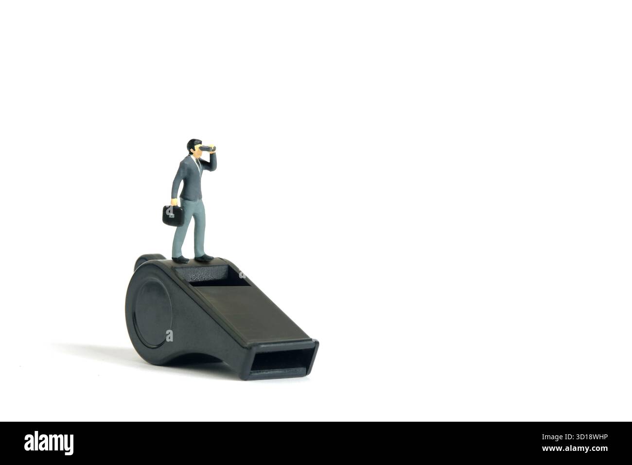 Miniature Tiny People Toys Photography. Illustration du concept de lanceur d'alerte. Hommes d'affaires utilisant le télescope binoculaire debout au-dessus du sifflet noir. Isolat Banque D'Images