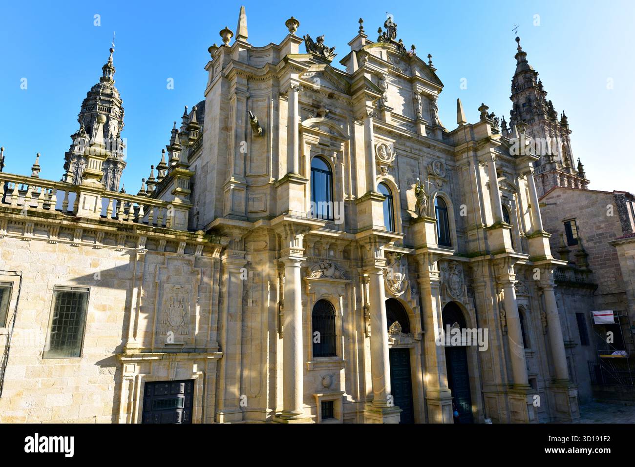 Cathédrale Saint-Jacques-de-Compostelle (roman, gothique et baroque, 9-18ème siècle). Façade de la Azabachería (néoclassique, XVIIIe siècle). A Coruña, Galic Banque D'Images