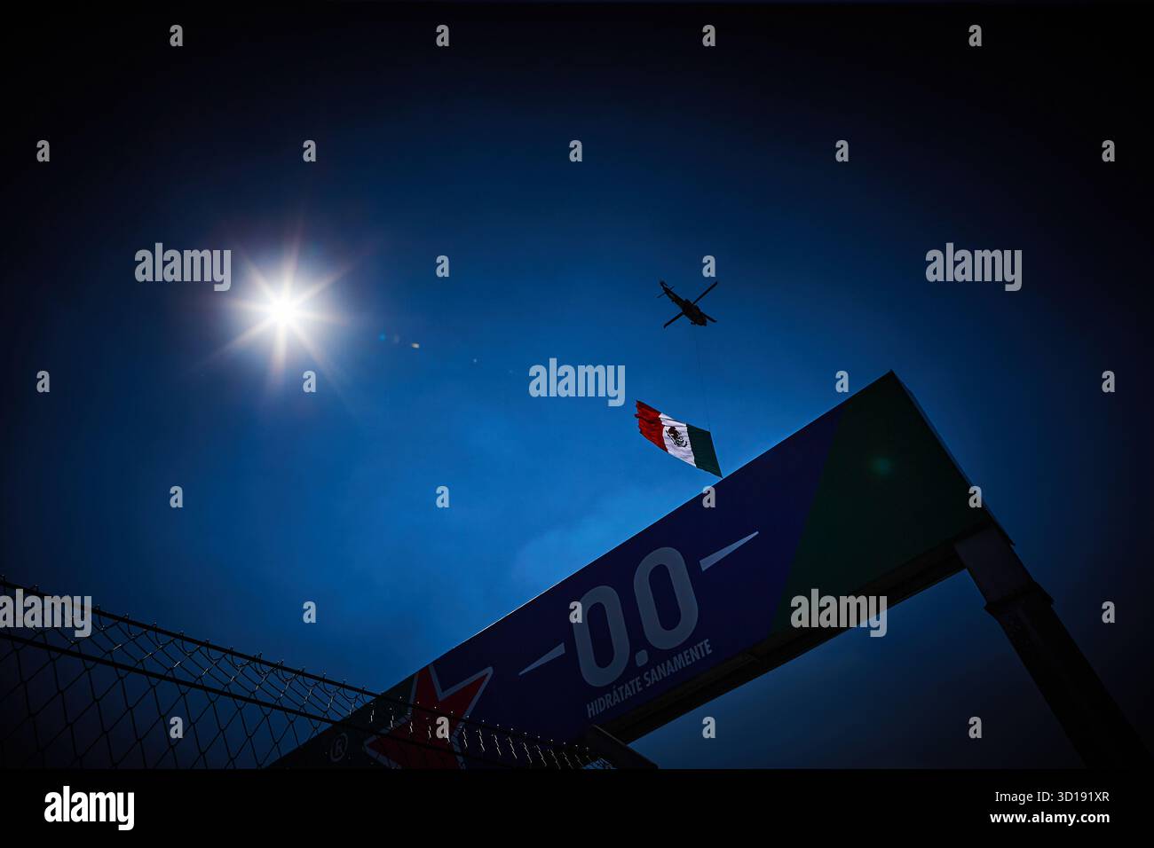 Mexico, Mexique. 26 octobre 2025. Circuit Atmosphere - drapeau mexicain flotté par un hélicoptère. 26.10.2025. Championnat du monde de formule 1, route 20, Grand Prix du Mexique, Mexico, Mexique, jour de la course. Le crédit photo devrait se lire : XPB/Alamy Live News. Banque D'Images
