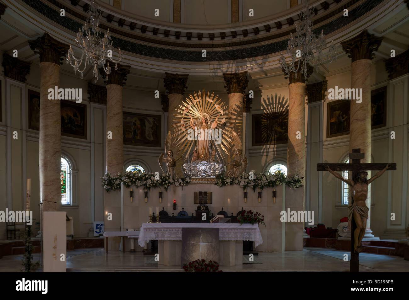 Retable, autel principal et le Saint patron de la ville, notre-Dame de Bethléem, église de l'Assomption, Almansa, Albacete, Castille-la Manche, Espagne Banque D'Images