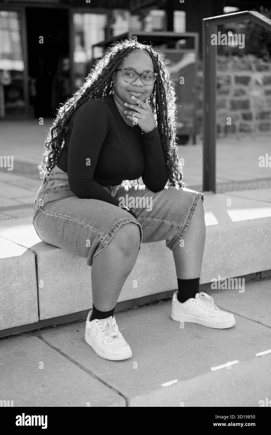 Jeune femme noire en modélisation denim Banque D'Images