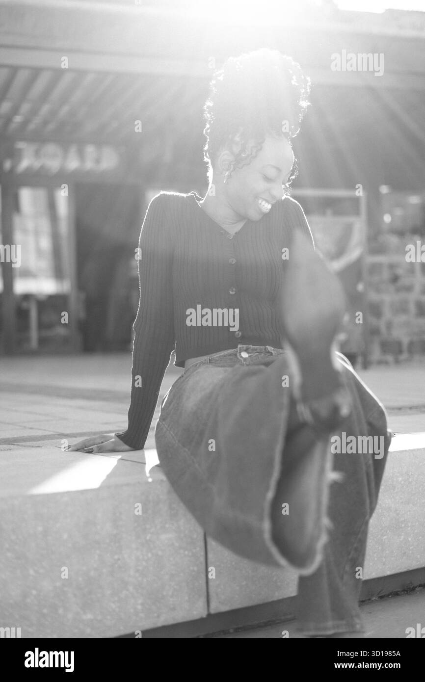 Jeune femme noire en modélisation denim Banque D'Images