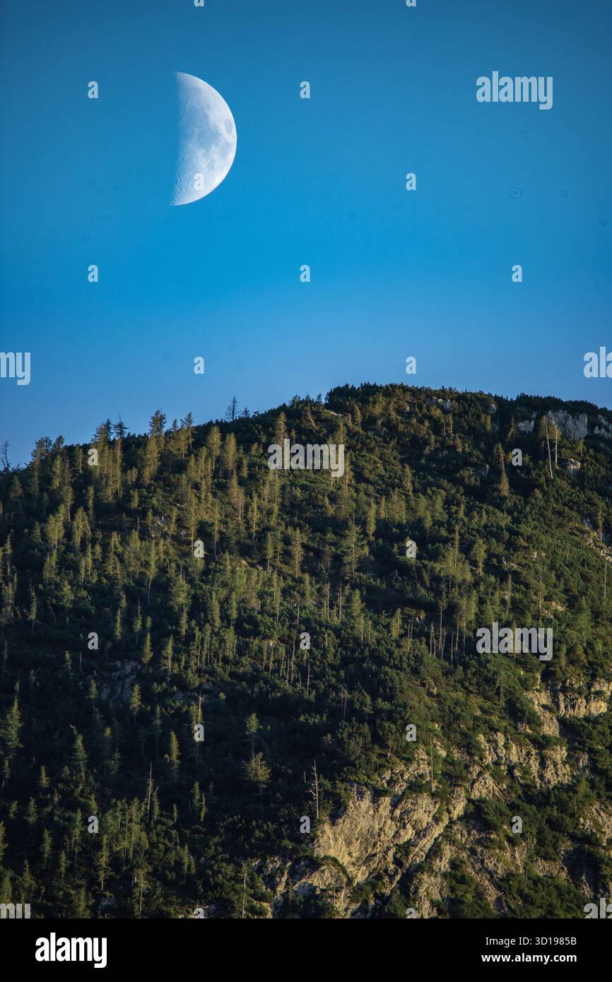 Lune de jour au sommet d'une montagne Banque D'Images