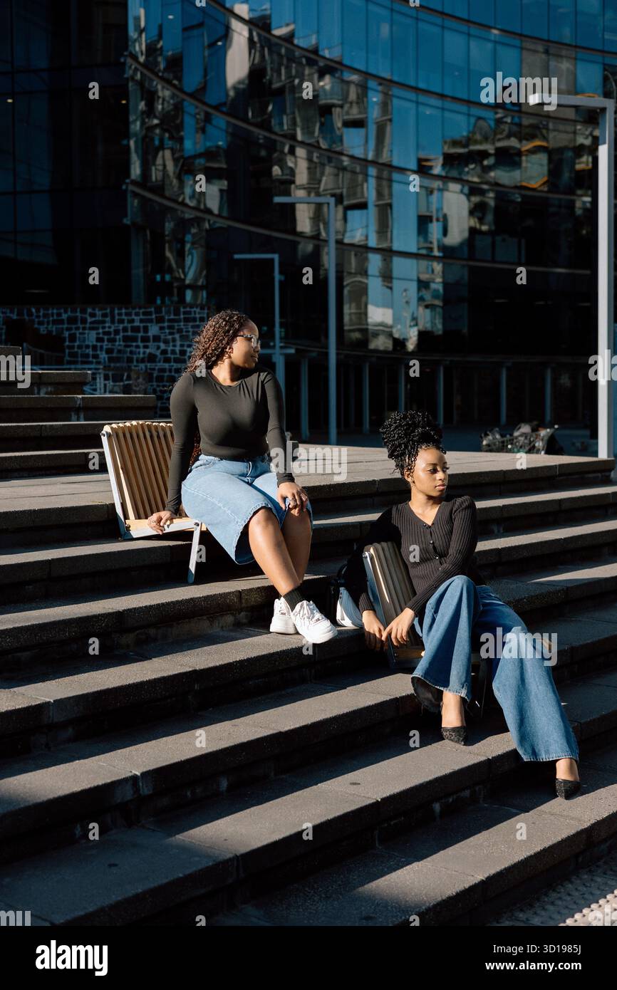 Jeune femme noire en modélisation denim Banque D'Images