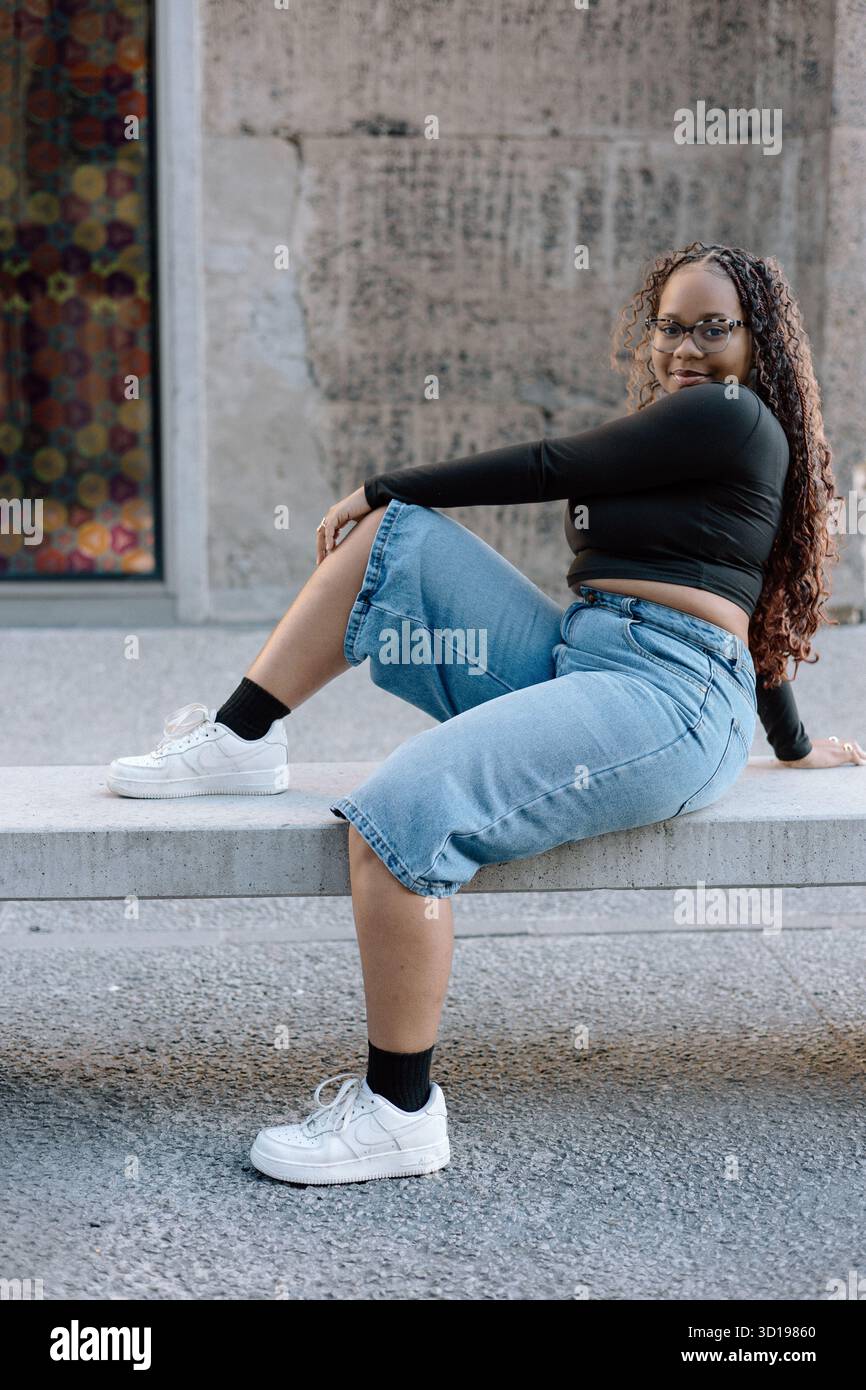 Jeune femme noire en modélisation denim Banque D'Images