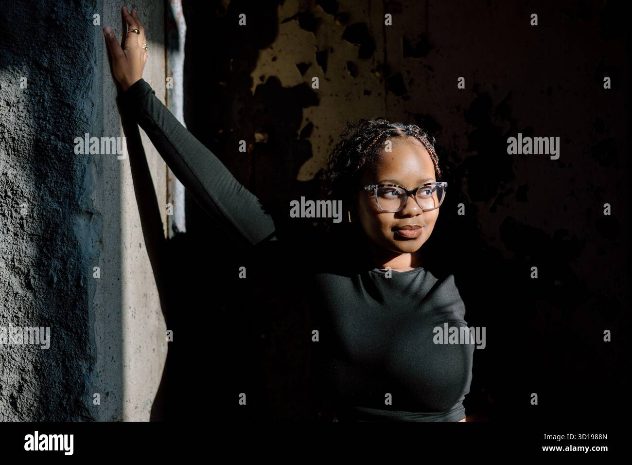 Ombres et lumière de l'après-midi sur le visage de la jeune femme Banque D'Images