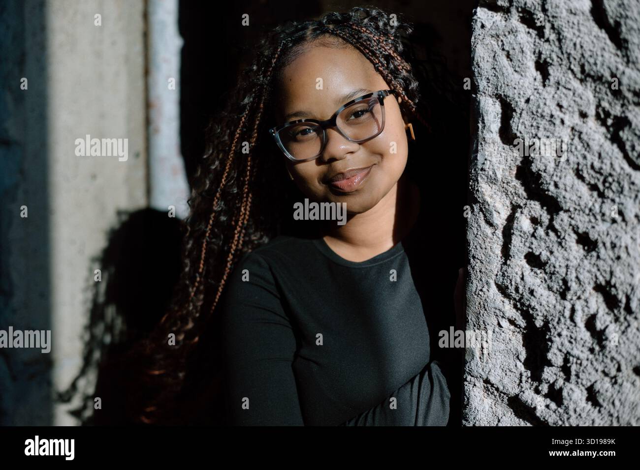 Jeune femme noire en modélisation denim Banque D'Images