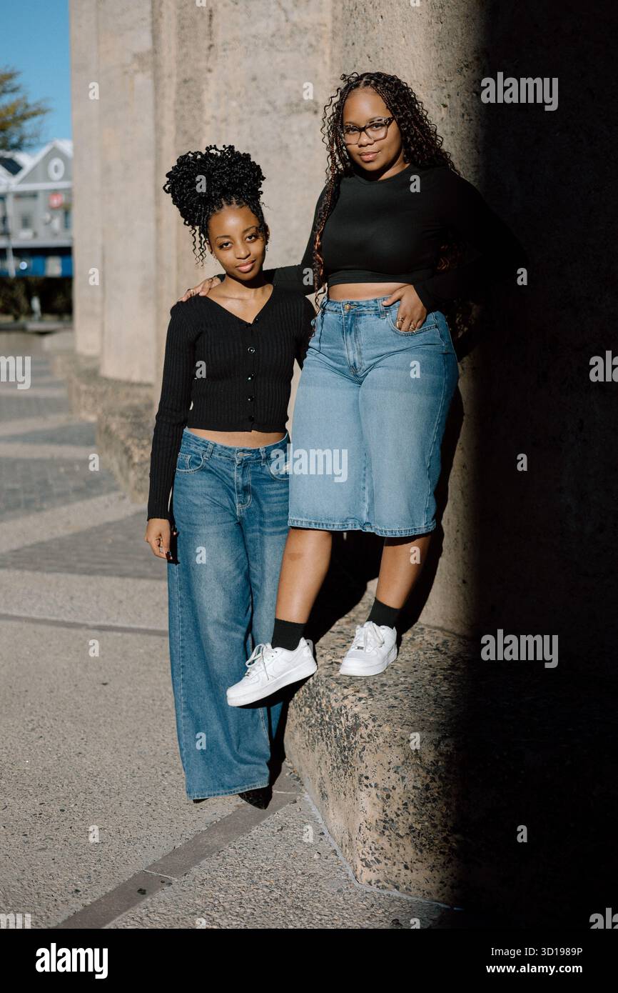 Jeunes femelles noires en modélisation denim Banque D'Images