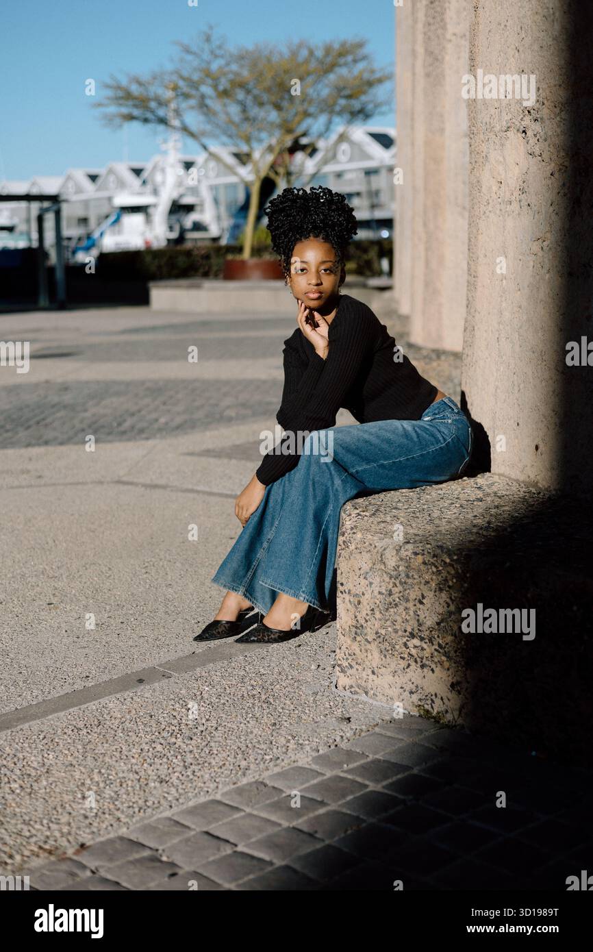 Jeune femme noire en modélisation denim Banque D'Images