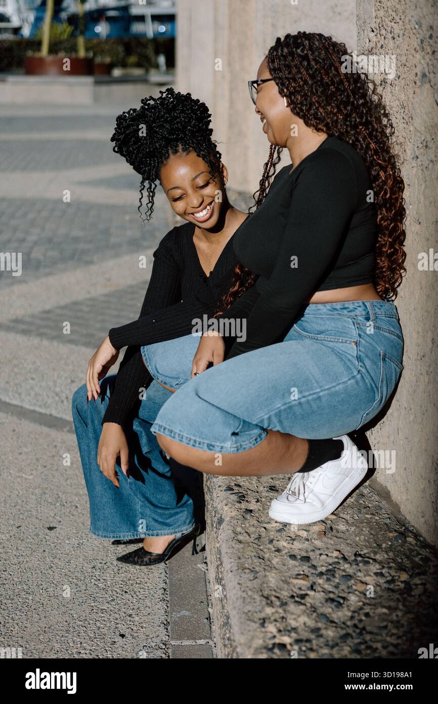 Jeunes amis noirs riant et souriant Banque D'Images