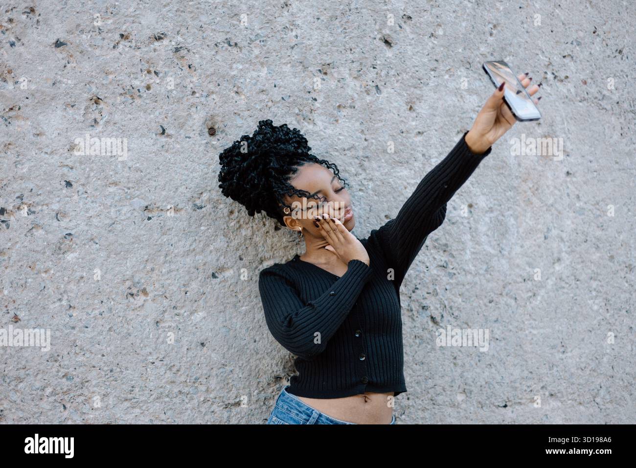 Femelle noire posant et prenant un selfie Banque D'Images