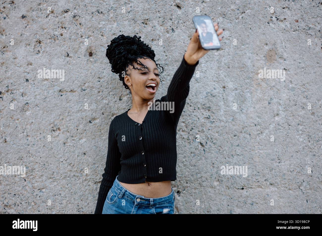 Jeune femme tenant un selfies Banque D'Images