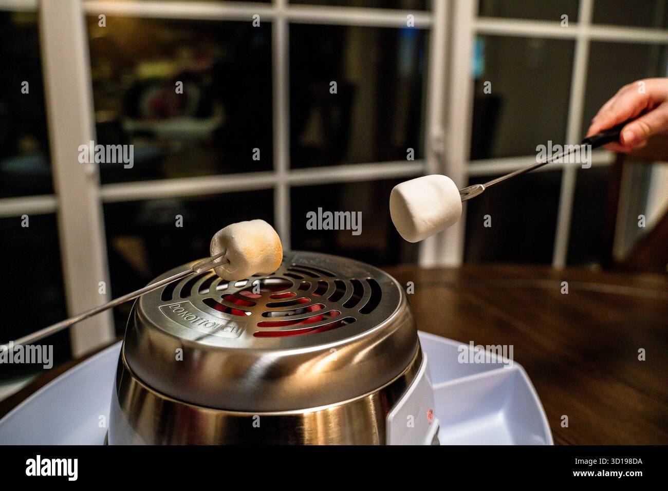 Vue rapprochée des guimauves rôties sur le chauffage intérieur Banque D'Images