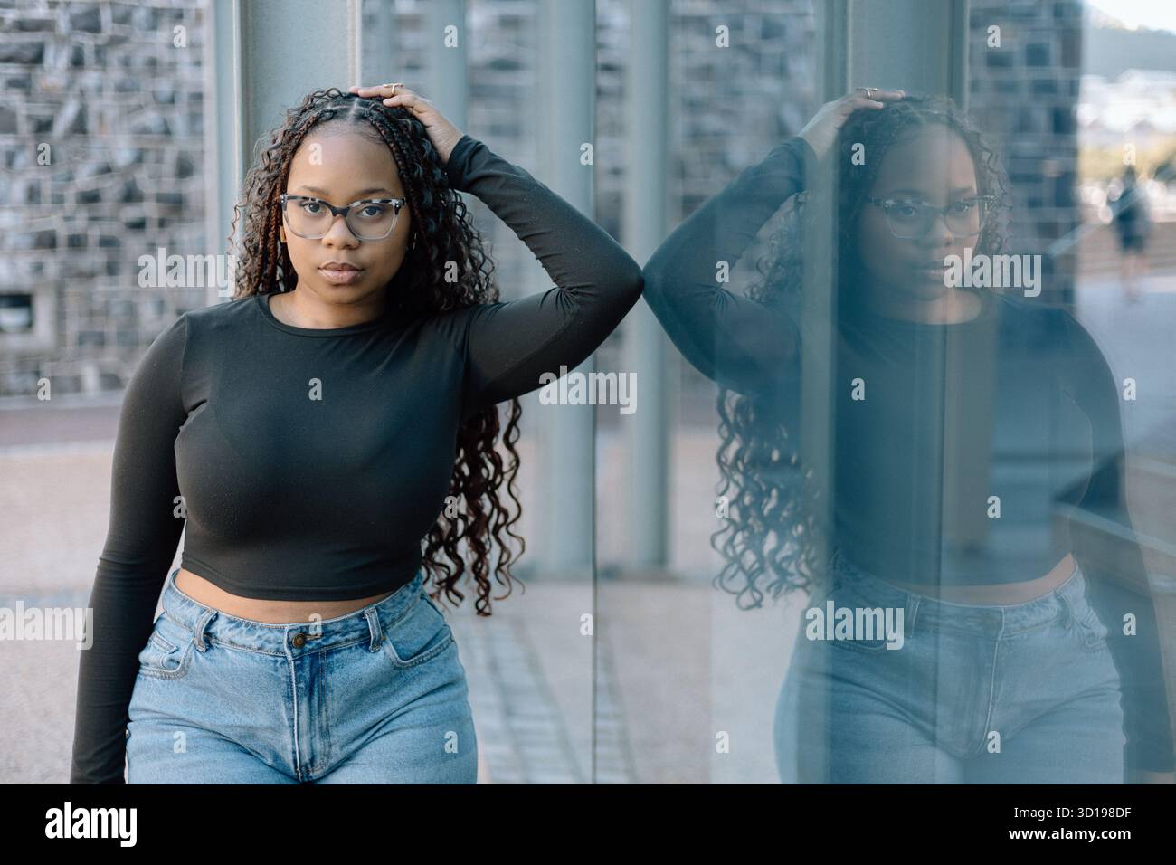 Voir double dans la ville en verre Banque D'Images