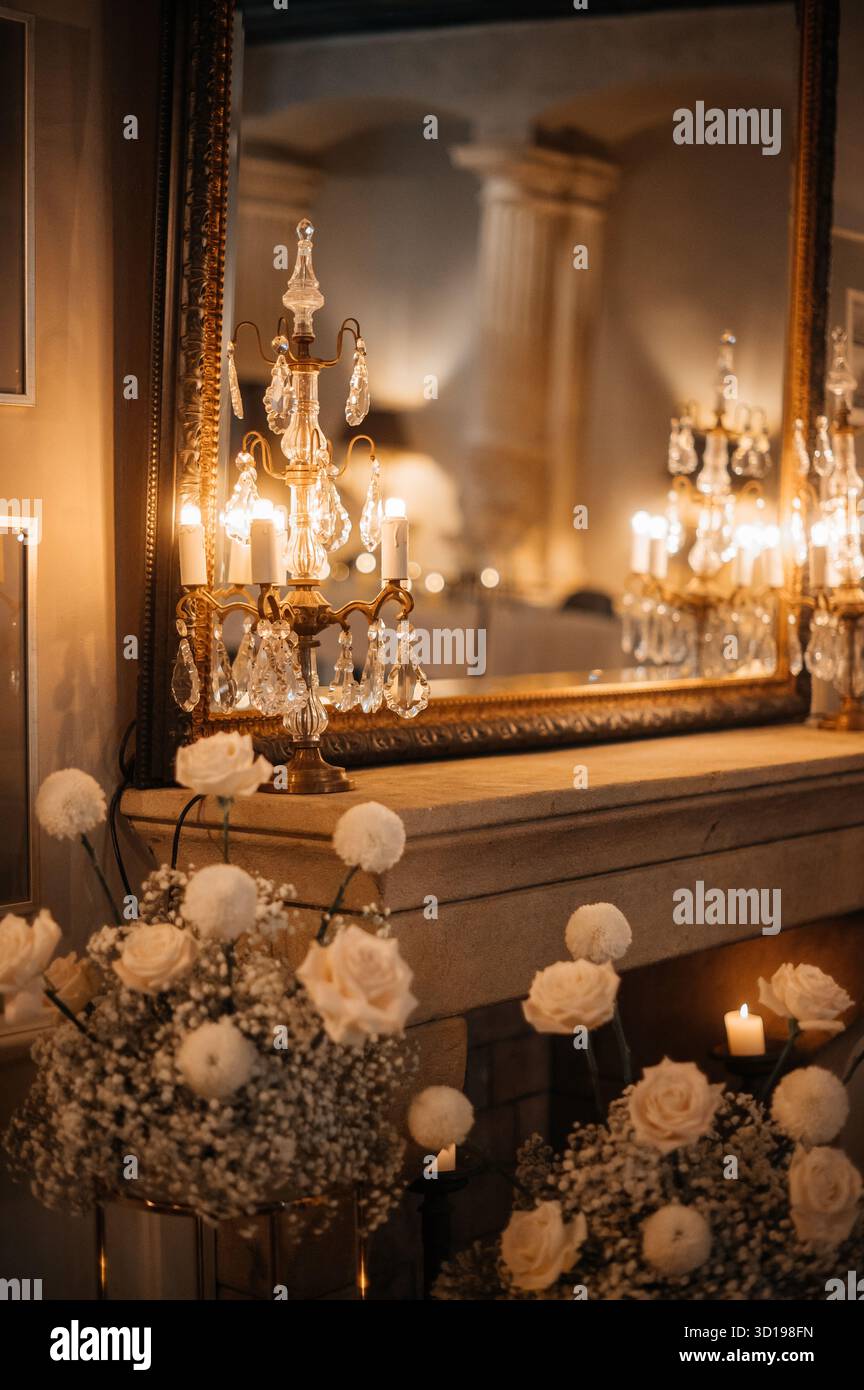 Lustre vintage et décoration florale dans un intérieur élégant Banque D'Images