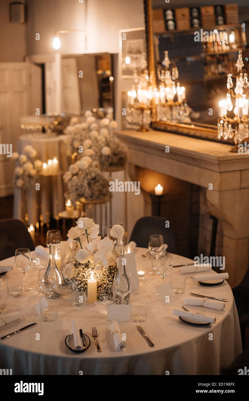 Table à manger élégante avec fleurs et bougies Banque D'Images