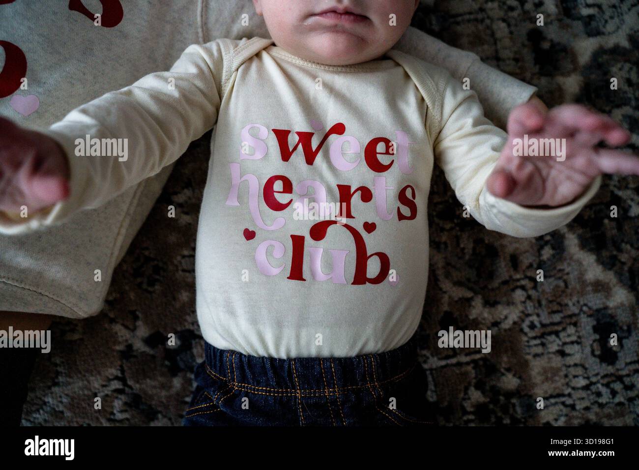 Baby girl in Sweethearts Club Bodysuit pour la Saint-Valentin Banque D'Images