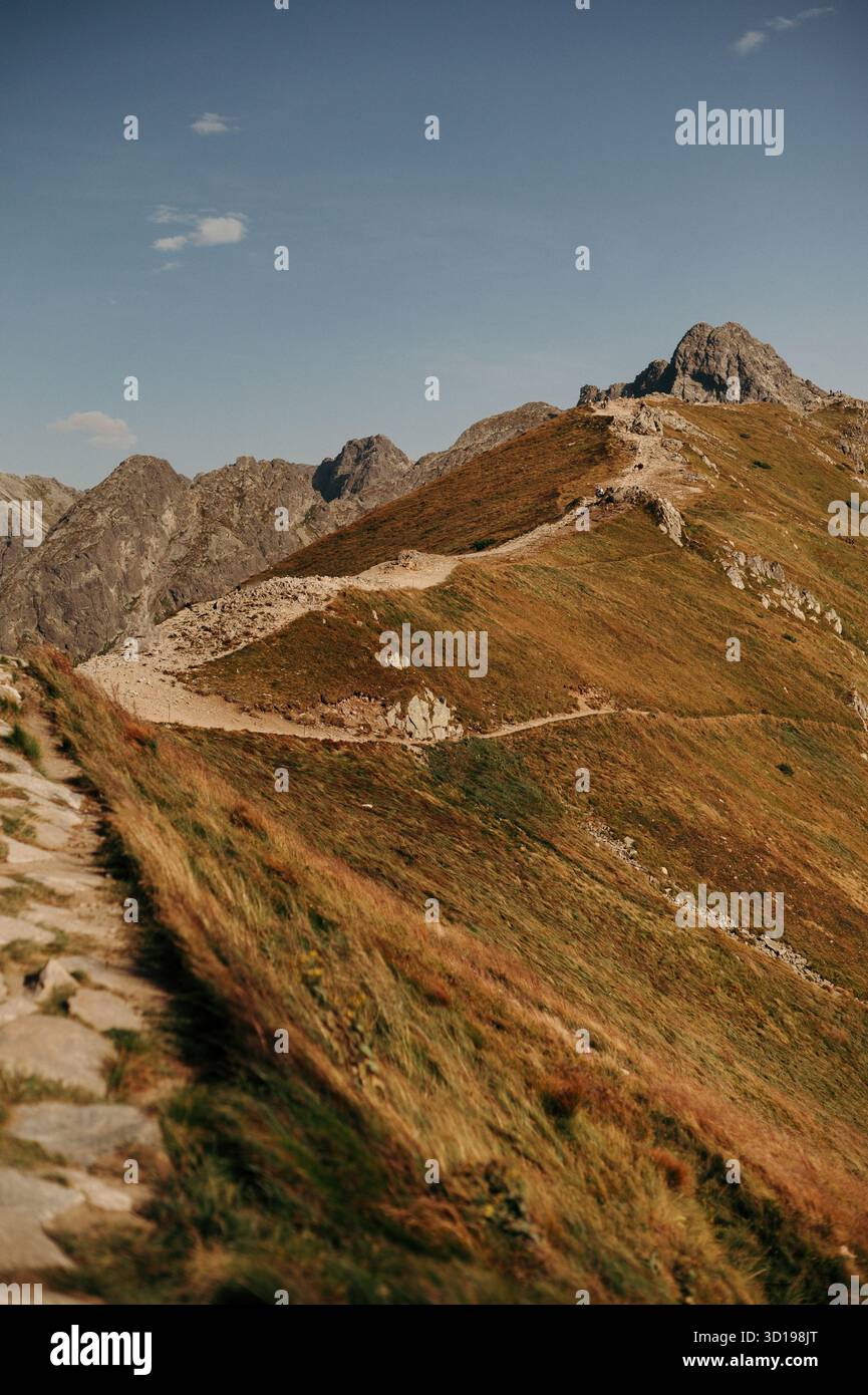 Randonneurs sur Mountain Trail à la journée ensoleillée d'automne. Tatry, Pologne Banque D'Images