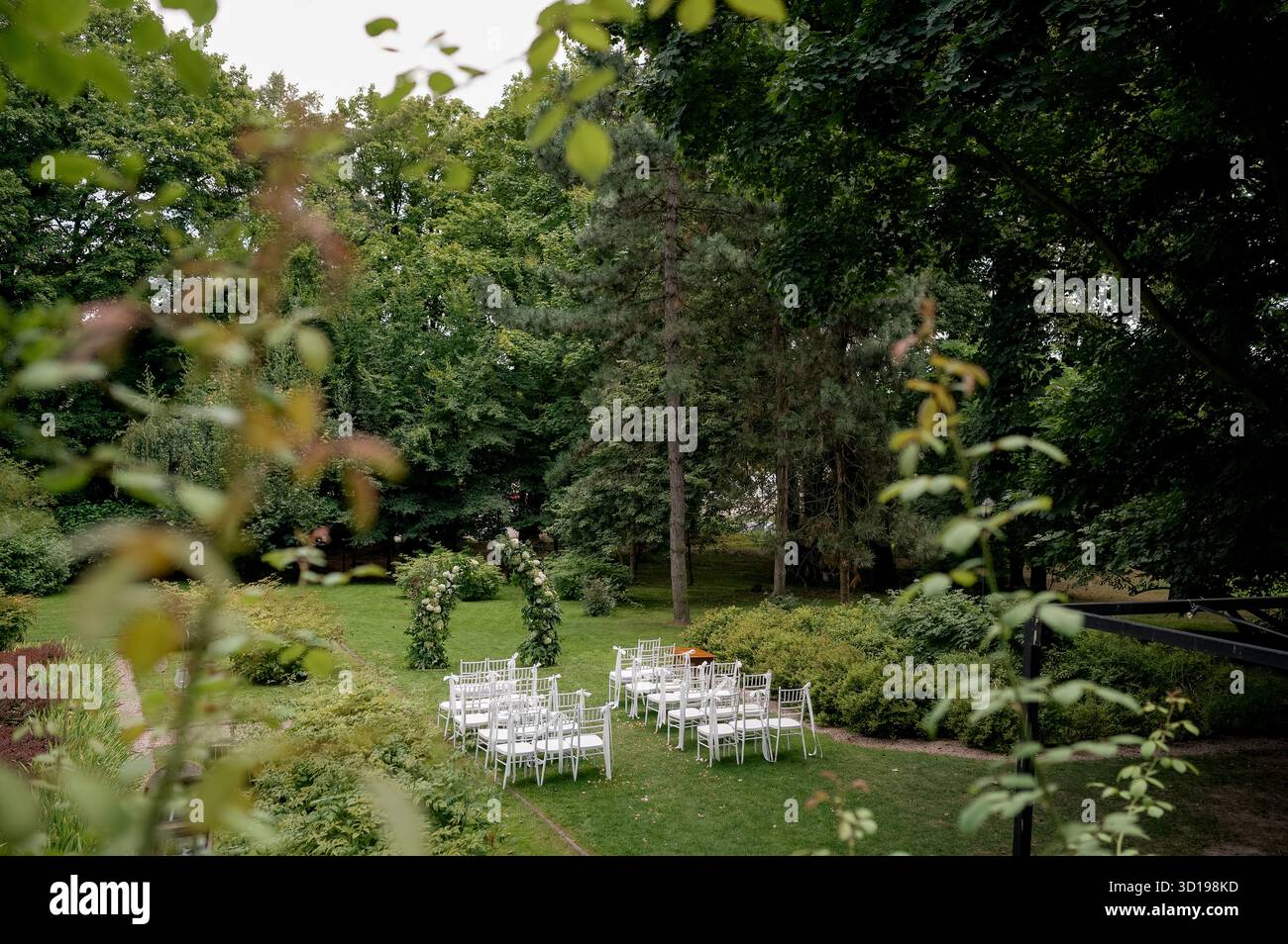 Cérémonie de mariage en plein air dans un jardin luxuriant Banque D'Images