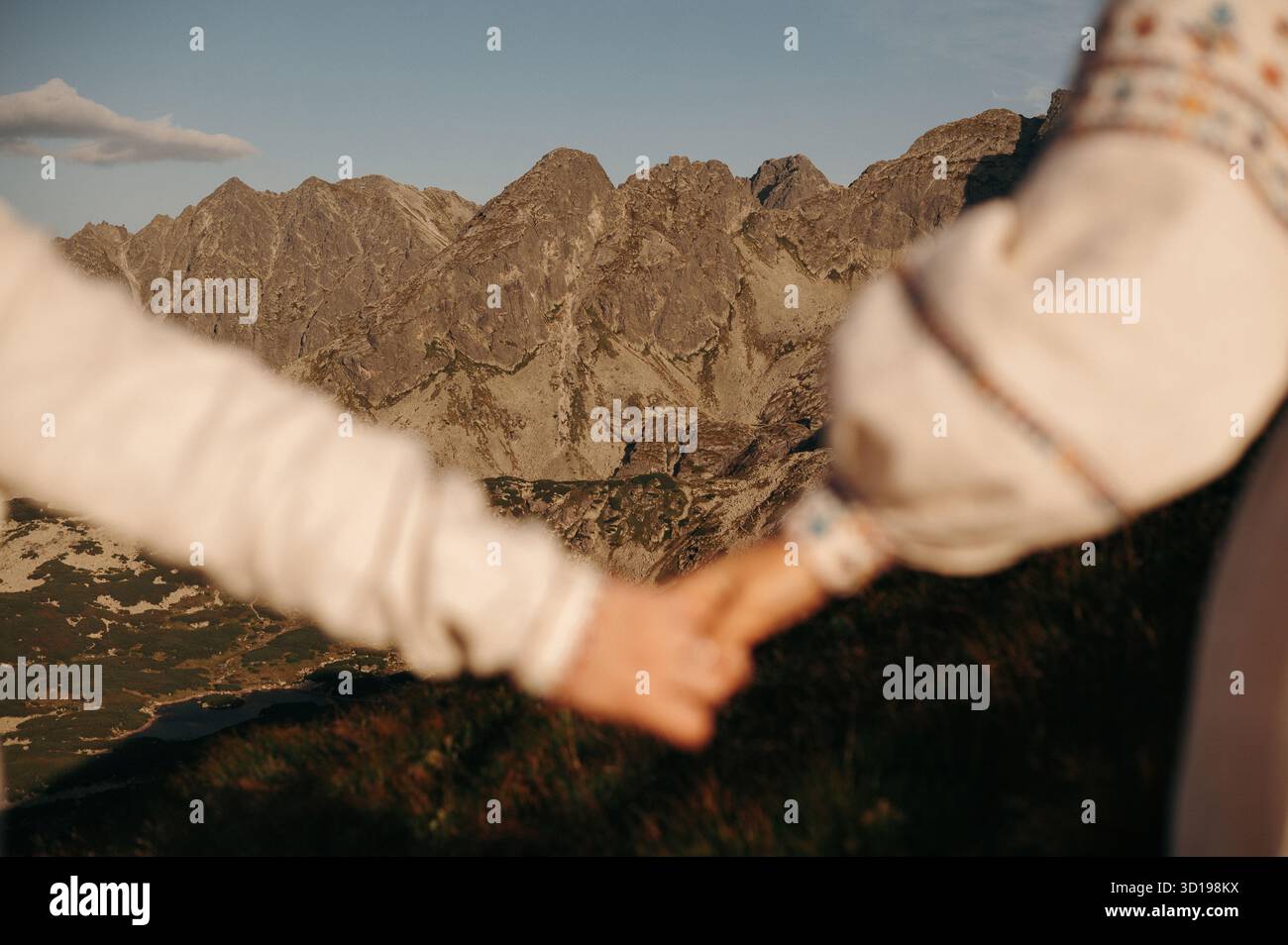 Se tenir la main avec Mountain View Banque D'Images