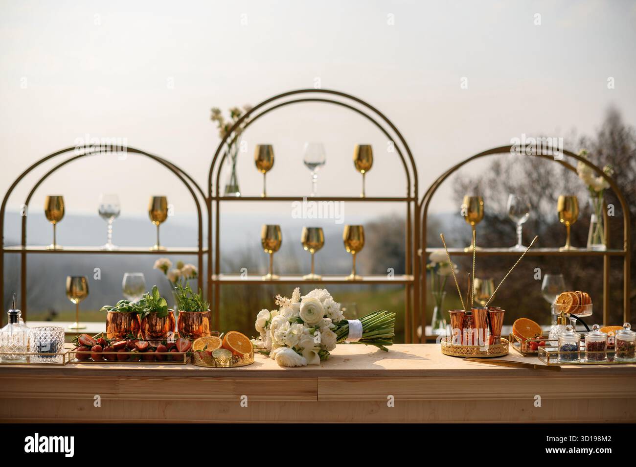 Bar extérieur élégant avec touches dorées et florales Banque D'Images