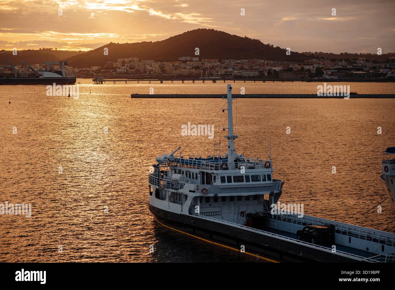 Ferry amarré au coucher du soleil dans le port pittoresque Banque D'Images