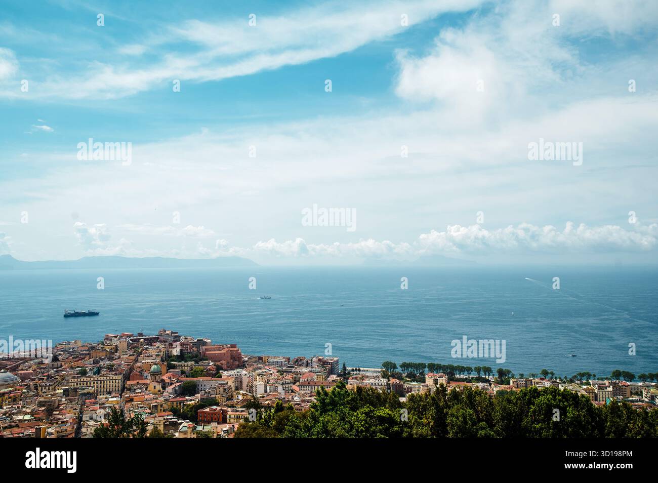 Paysage urbain côtier avec Océan et nuages Banque D'Images
