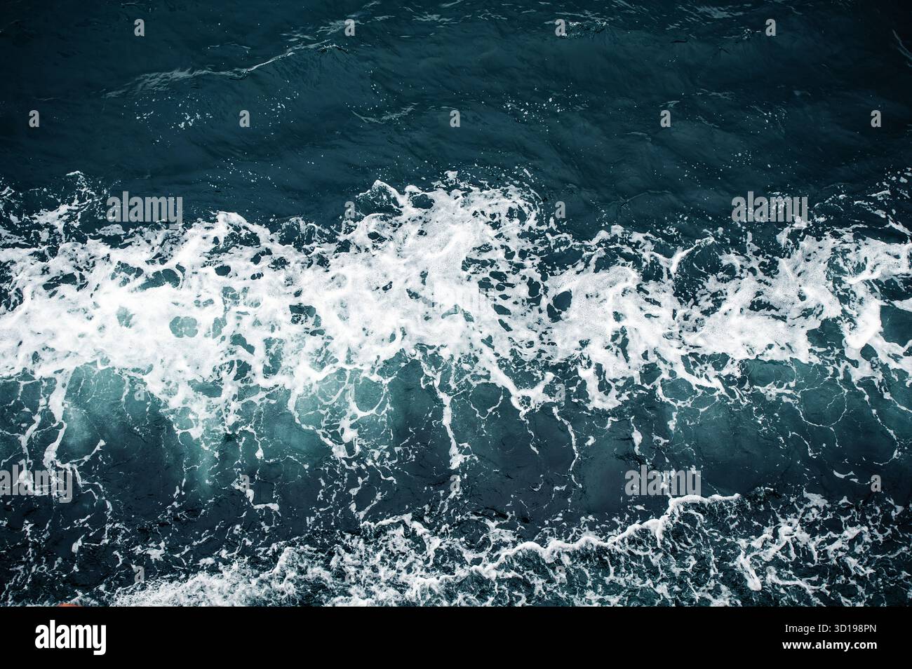 Vue aérienne des vagues de l'océan qui s'écrasent Banque D'Images