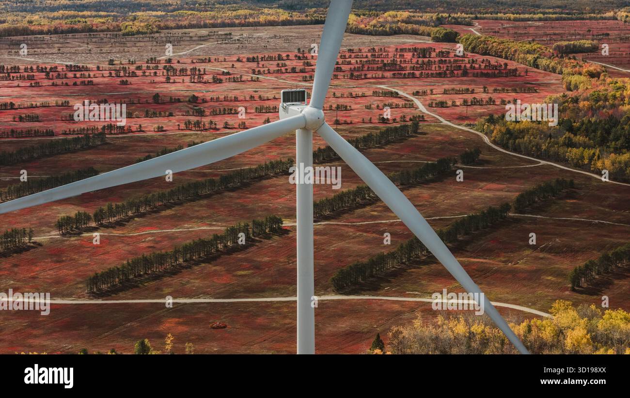 Éolienne dans le Maine avec des champs agricoles cultivés derrière Banque D'Images