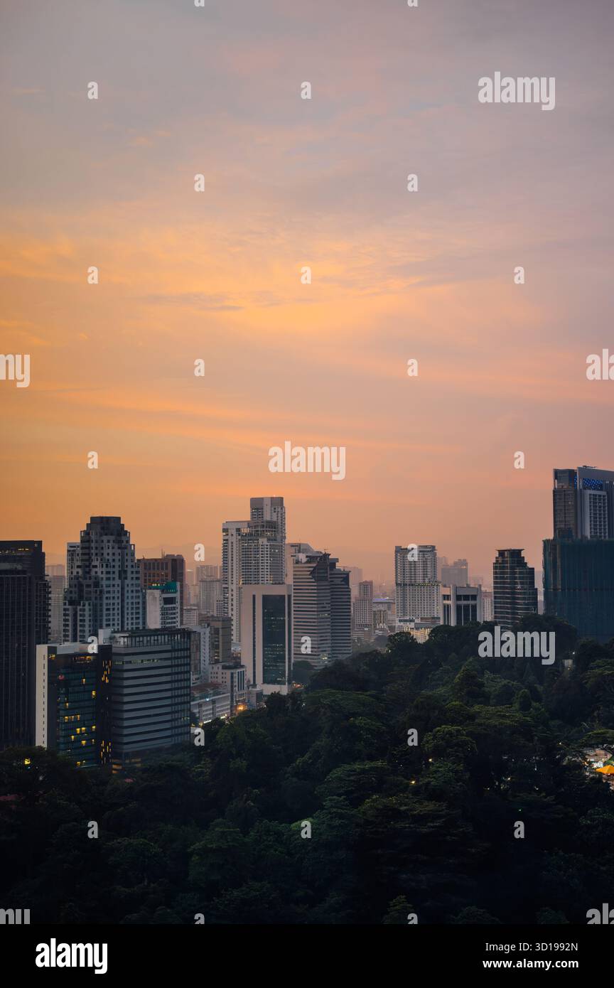 Kuala Lumpur Skyline au crépuscule avec une végétation luxuriante, Malaisie Banque D'Images