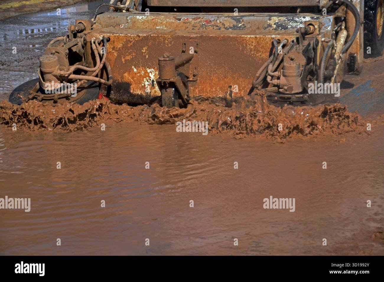 vieille machine de nettoyage, colle ses brosses dans le sol à remo Banque D'Images