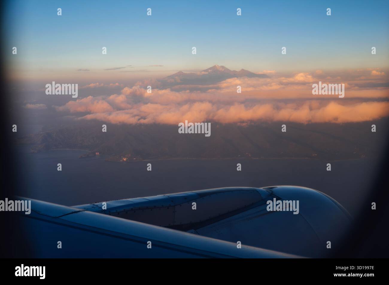 Vue aérienne du mont Rinjani et de la côte de Lombok au coucher du soleil, Indonésie Banque D'Images