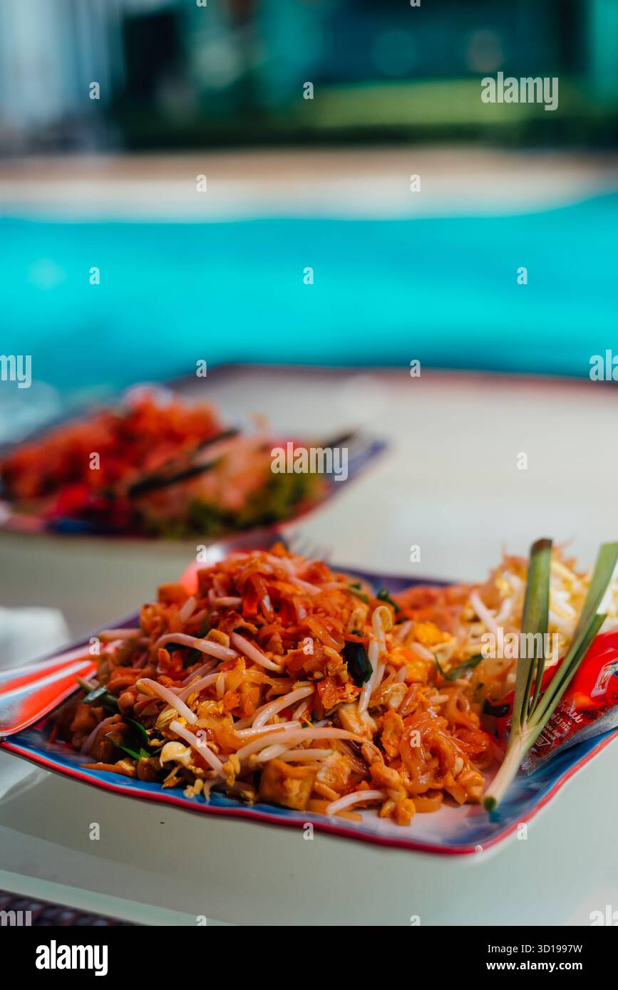 Pad Thai Noodles servis au restaurant Poolside à Phuket, Thaïlande Banque D'Images