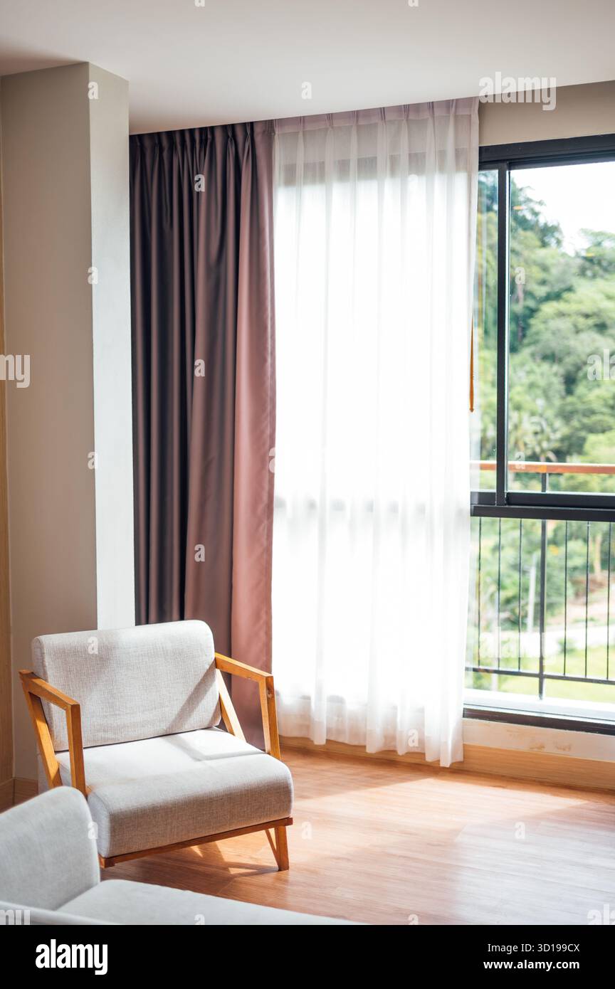 Intérieur moderne de la chambre d'hôtel avec vue sur la fenêtre, Ao Nang, Krabi Banque D'Images