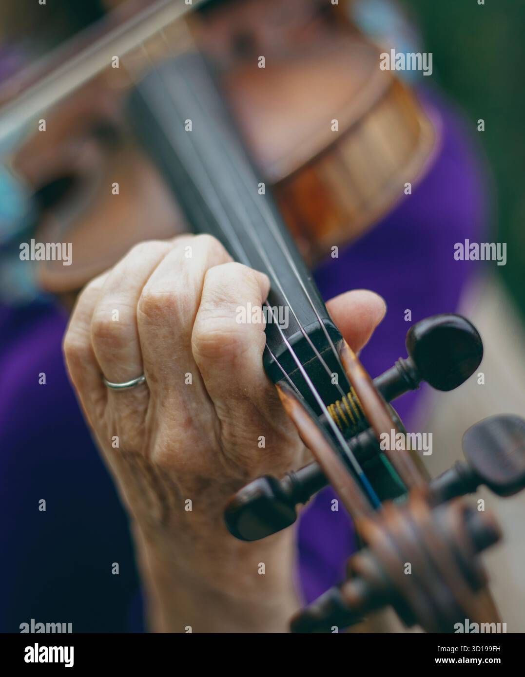 Une main joue habilement du violon Banque D'Images
