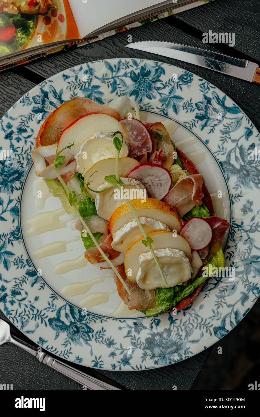 Sandwich avec prosciutto, poire, radis et sauce Banque D'Images