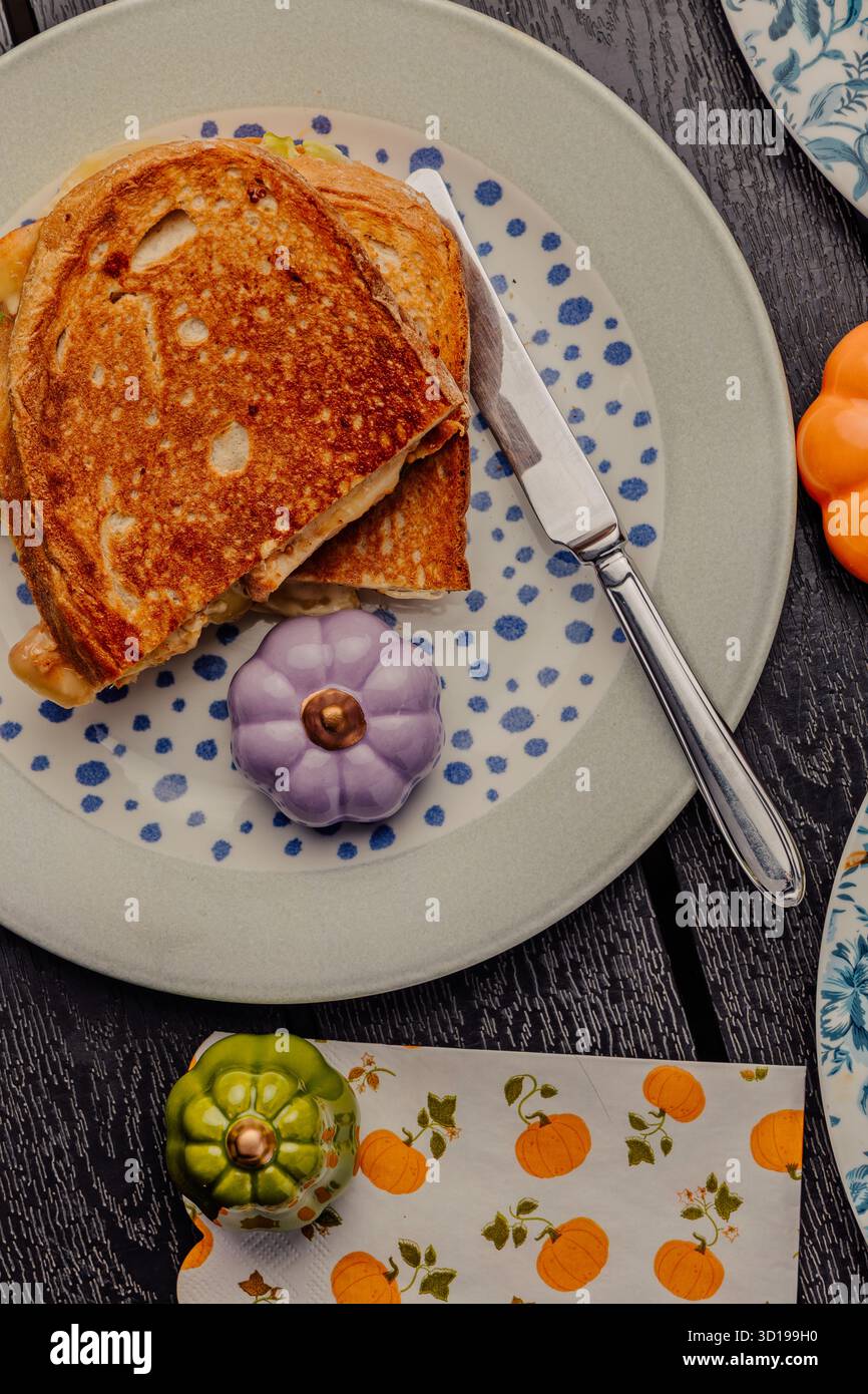 Sandwich à la tomate et au poisson sur une assiette bleue d'automne Banque D'Images