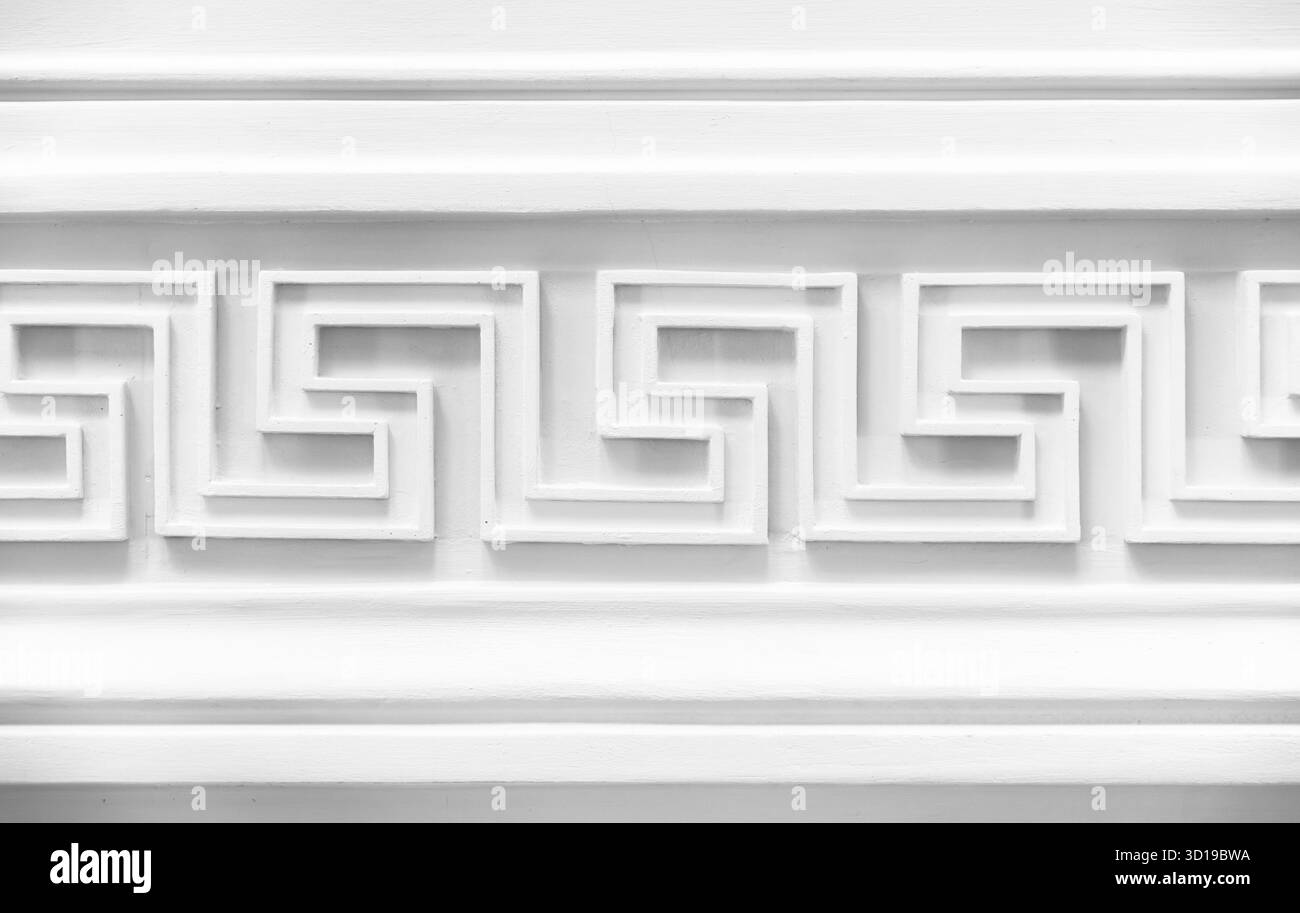 Décoration avec motif méandre blanc. Moulure murale classique, détails intérieurs de style vintage, fond de photo architectural abstrait, noir et blanc Banque D'Images