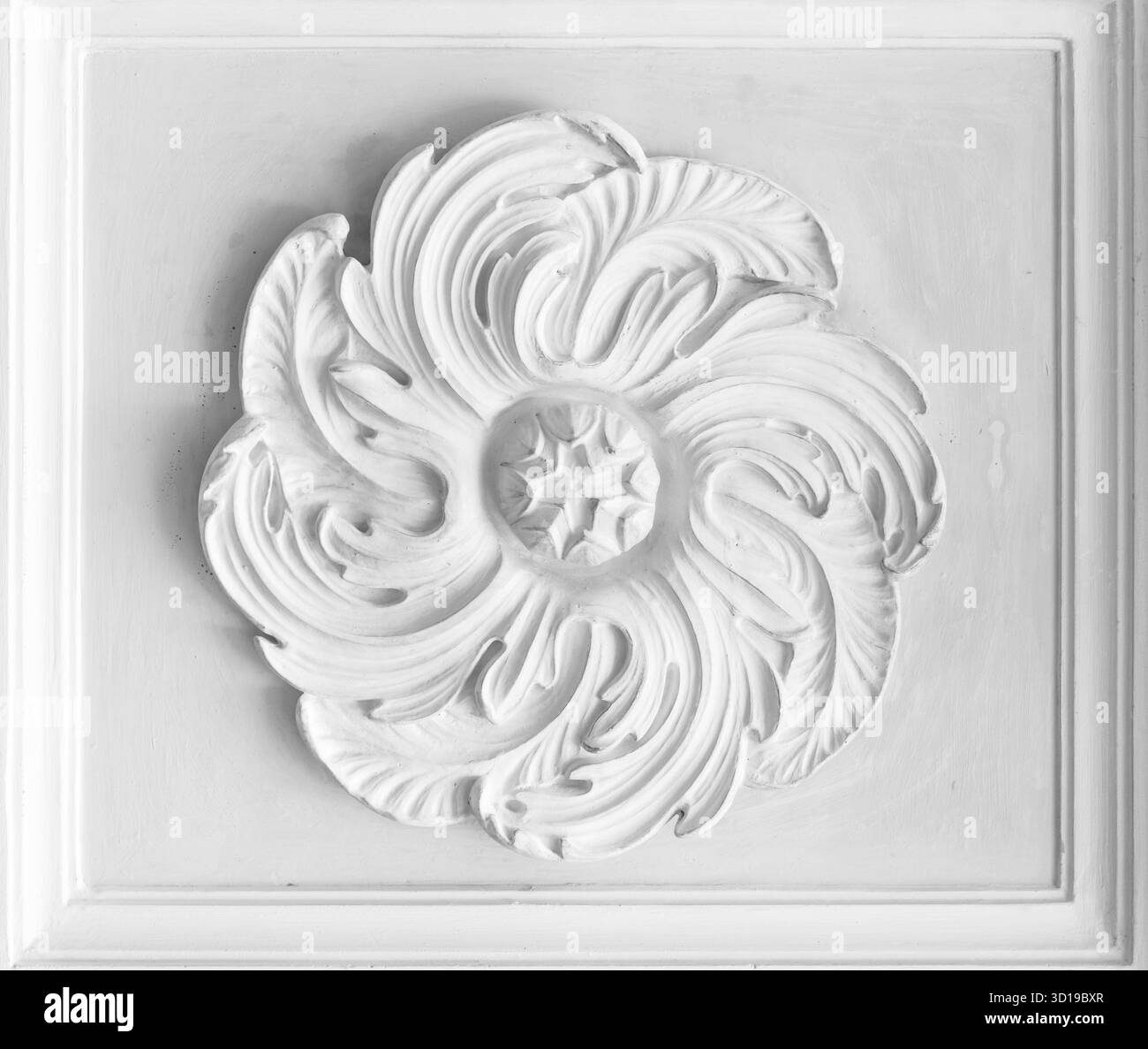 Décoration de plafond en stuc blanc rond placée dans un cadre rectangulaire. Moulure murale classique, détails intérieurs de style vintage, photo architecturale abstraite b Banque D'Images