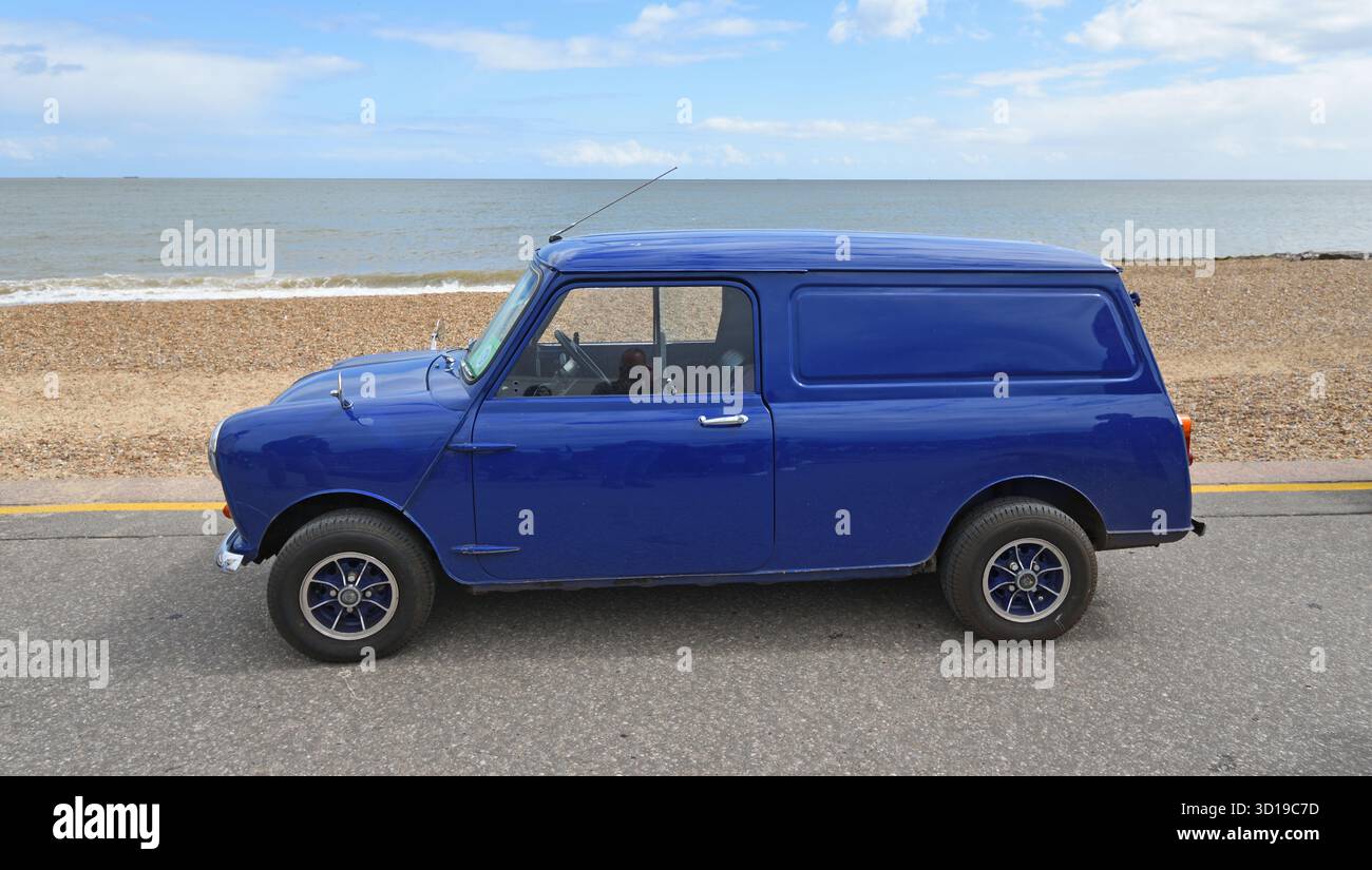 Classic Blue Austin Morris Mini 95L Van garé sur la plage de promenade en bord de mer et la mer en arrière-plan. Banque D'Images