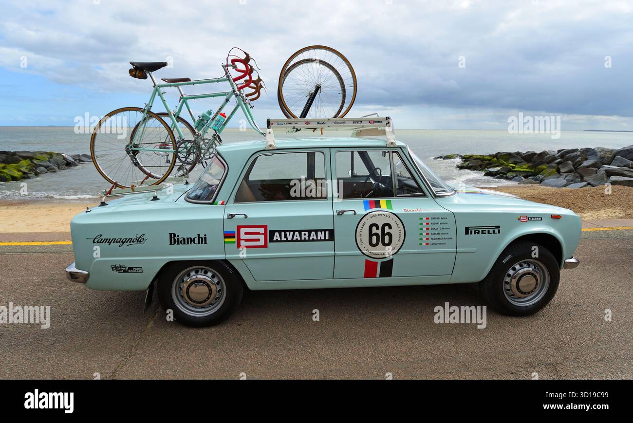 Classic Alfa Romeo Giulia TI Giro D'Italia Cycling Team voiture avec vélos sur le toit. Banque D'Images