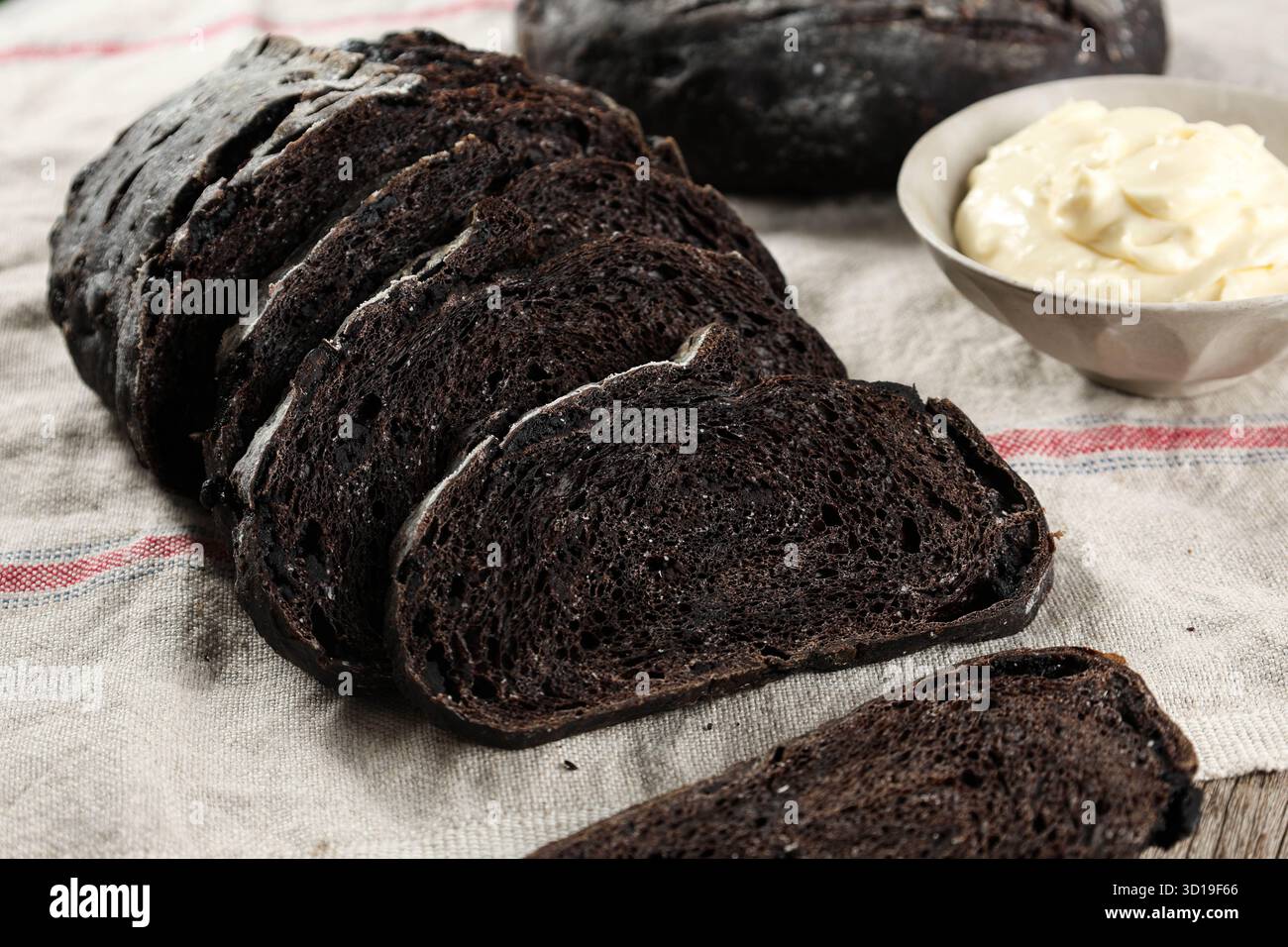 Gros plan sur le pain de campagne au chocolat tranché avec pâte à tartiner au fromage à la crème Banque D'Images