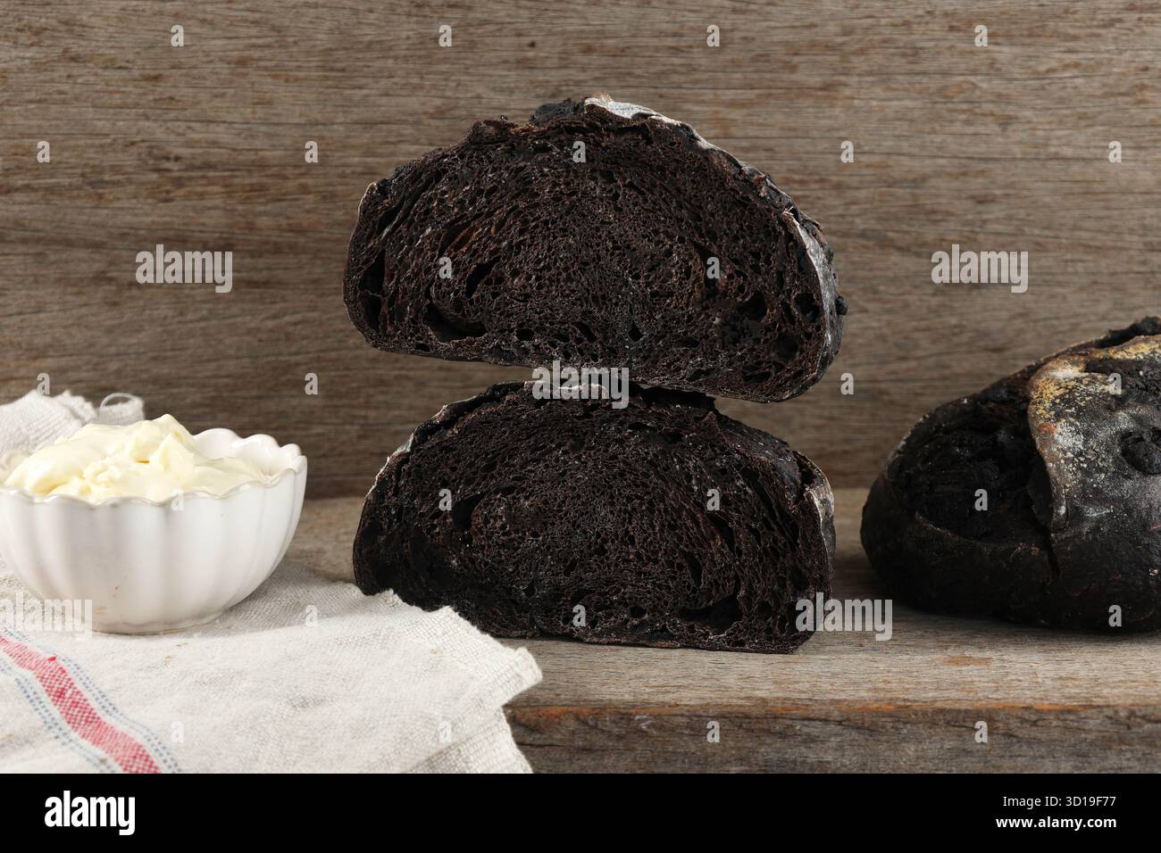 Pain Sourdough au chocolat demi-empilé avec tartinade au fromage à la crème, sur une table en bois rustique Banque D'Images